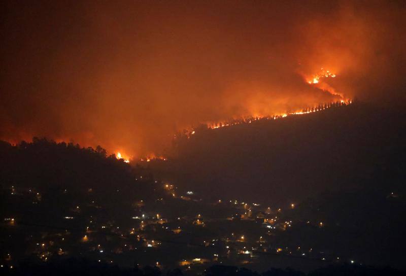 Unos 350 brigadas, 220 motobombas, cuarenta palas y una veintena de medios aéreos trabajan en la comunidad gallega para combatir los incendios que arrasan más de 4.000 hectáreas en 146 nuevos focos desde el viernes