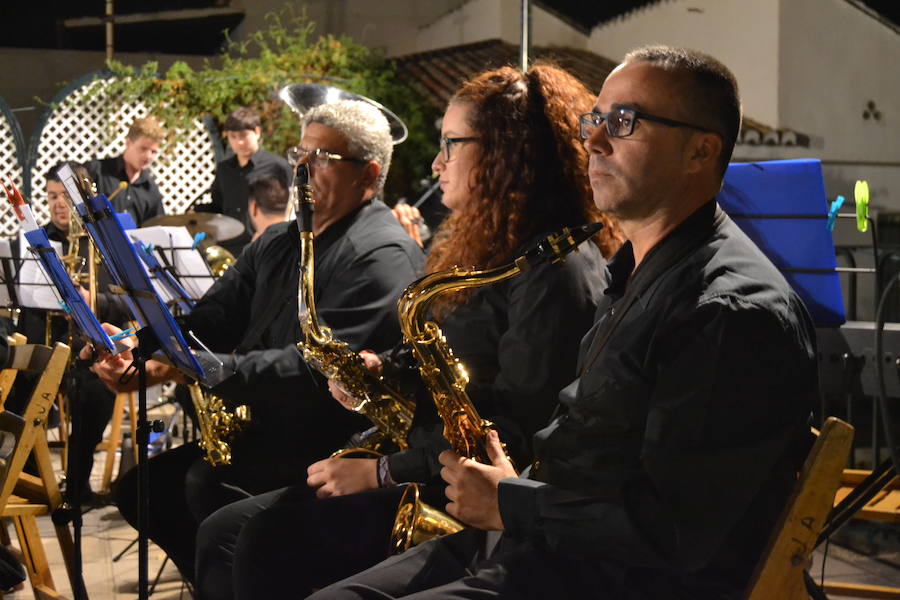 En la noche del sábado, 14 de octubre, se celebraba en la plaza Abdal Malik de Huétor Vega el XIX Festival de Bandas 'Ciudad de Huétor Vega' en la que participar las bandas municipales de Cijuela y Albolote, dirigidas por Enrique Zambrano y Conrado Abad y la Banda de Música de Huétor Vega, bajo la dirección de Eloísa Domínguez que interpretaron temas de bandas sonoras de películas.