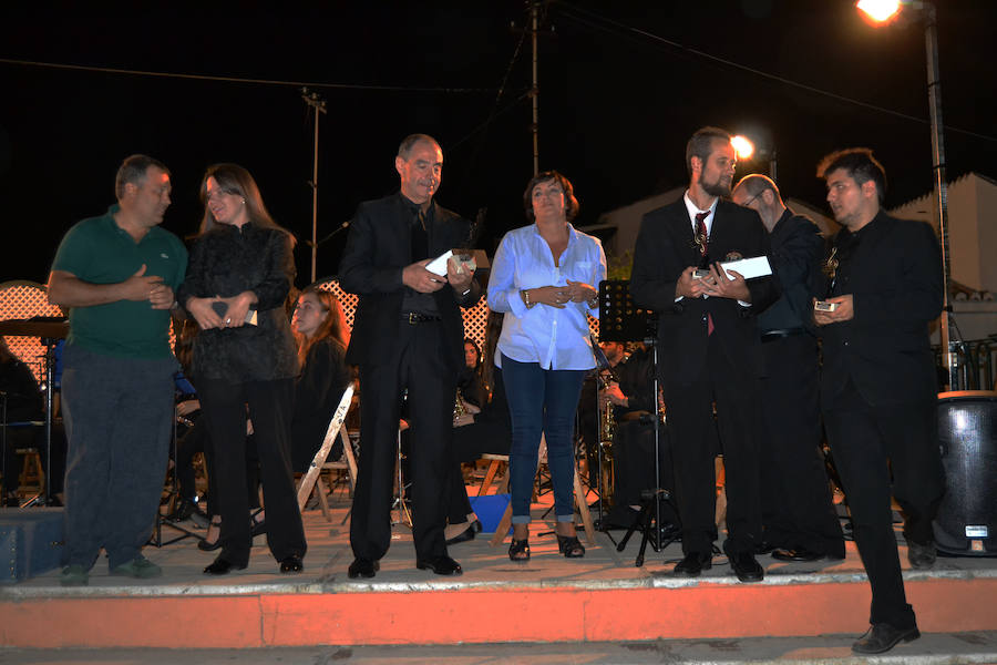 En la noche del sábado, 14 de octubre, se celebraba en la plaza Abdal Malik de Huétor Vega el XIX Festival de Bandas 'Ciudad de Huétor Vega' en la que participar las bandas municipales de Cijuela y Albolote, dirigidas por Enrique Zambrano y Conrado Abad y la Banda de Música de Huétor Vega, bajo la dirección de Eloísa Domínguez que interpretaron temas de bandas sonoras de películas.