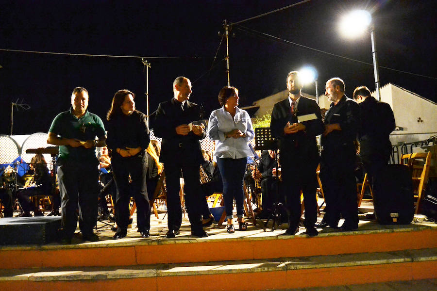 En la noche del sábado, 14 de octubre, se celebraba en la plaza Abdal Malik de Huétor Vega el XIX Festival de Bandas 'Ciudad de Huétor Vega' en la que participar las bandas municipales de Cijuela y Albolote, dirigidas por Enrique Zambrano y Conrado Abad y la Banda de Música de Huétor Vega, bajo la dirección de Eloísa Domínguez que interpretaron temas de bandas sonoras de películas.