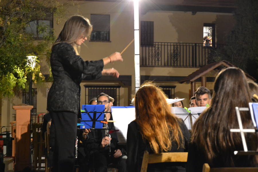 En la noche del sábado, 14 de octubre, se celebraba en la plaza Abdal Malik de Huétor Vega el XIX Festival de Bandas 'Ciudad de Huétor Vega' en la que participar las bandas municipales de Cijuela y Albolote, dirigidas por Enrique Zambrano y Conrado Abad y la Banda de Música de Huétor Vega, bajo la dirección de Eloísa Domínguez que interpretaron temas de bandas sonoras de películas.