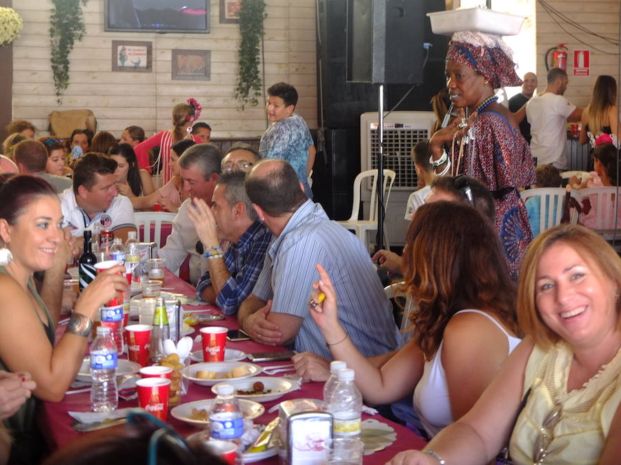 Muchas familias y público junenil que ha pasado de las casetas de comidas a las de marcha y copas