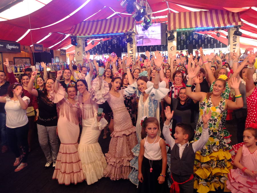 Muchas familias y público junenil que ha pasado de las casetas de comidas a las de marcha y copas