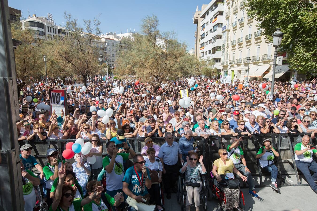 Miles de personas piden en Granada una mejor Sanidad