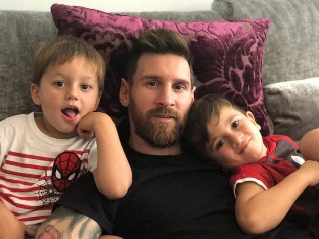 Lionel Messi junto a sus dos hijos varones Mateo (izquierda) y Thiago. 