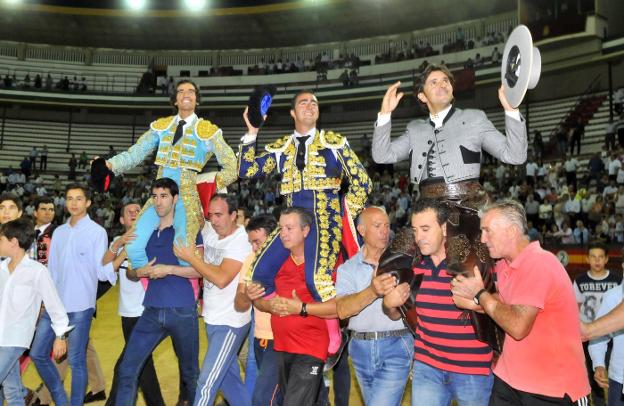 Curro Díaz, El Fandi y Diego Ventura salen a hombros del coso de La Alameda. 