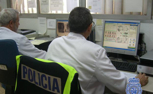 Cazan a un joven tras cometer 20 robos con fuerza en el centro de Almería 