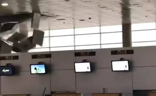 Captura del vídeo grabado por un usuario de Twitter en el que se muestra la caída de parte del techo.