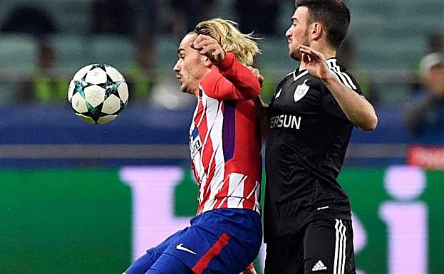 Griezmann controla ante Garayev. 