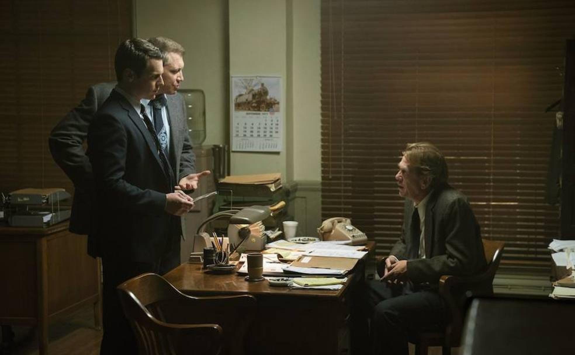 Holt McCallany, Jonathan Groff y Thomas Francis Murphy en una escena de 'Mindhunter'.