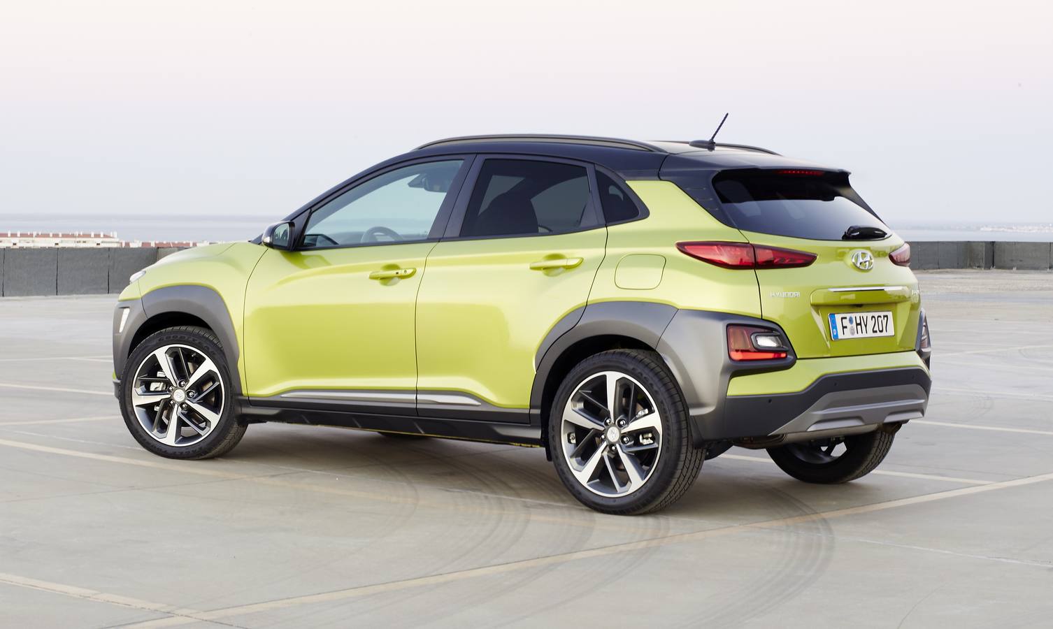 Hyundai amplía la gama con el Kona, un SUV compacto de poco más de 4,10 metros de longitud. A la venta desde 13.990 euros, se comercializa con tracción delantera y también total y cambio manual o automático. 