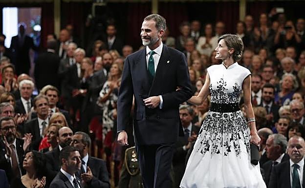 Los Reyes reciben la ovación de los asistentes a la ceremonia de entrega de los Princesa de Asturias.