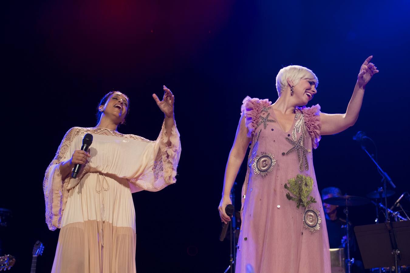 Noa y Pasión Vega llenan el Palacio de Congresos de Granada con el espectáculo 'Mediterráneas', un punto de encuentro musical 