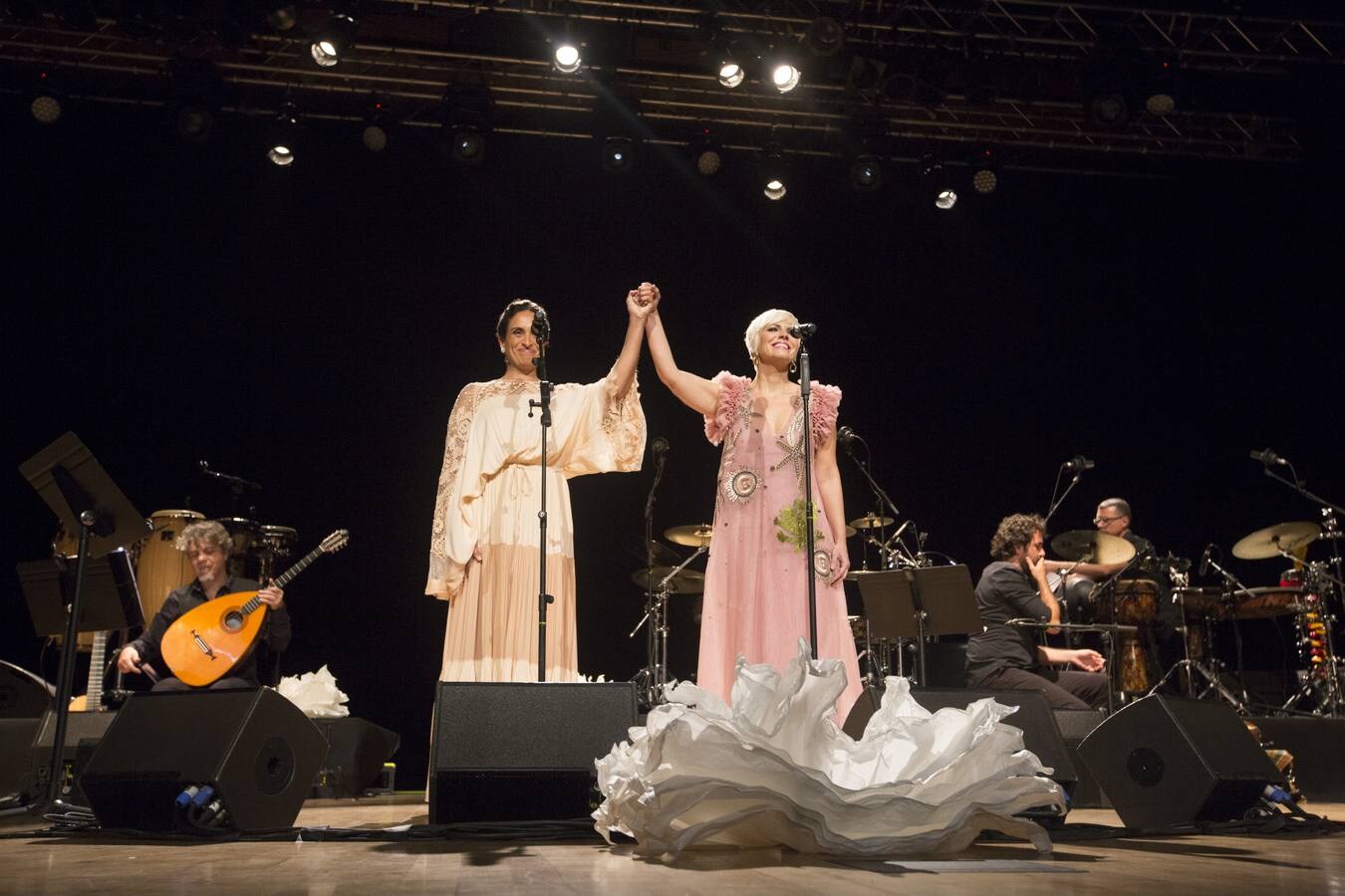 Noa y Pasión Vega llenan el Palacio de Congresos de Granada con el espectáculo 'Mediterráneas', un punto de encuentro musical 