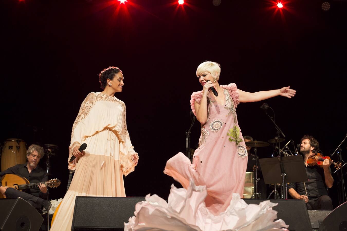 Noa y Pasión Vega llenan el Palacio de Congresos de Granada con el espectáculo 'Mediterráneas', un punto de encuentro musical 