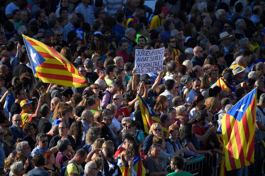 Miles de personas, con el Govern al frente, se manifiestan contra la aplicación del 155 y piden la liberación de los 'Jordis'.