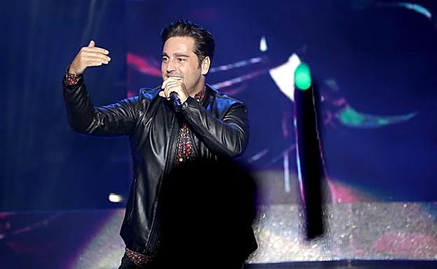 Los misteriosos mensajes de Bustamante en su concierto