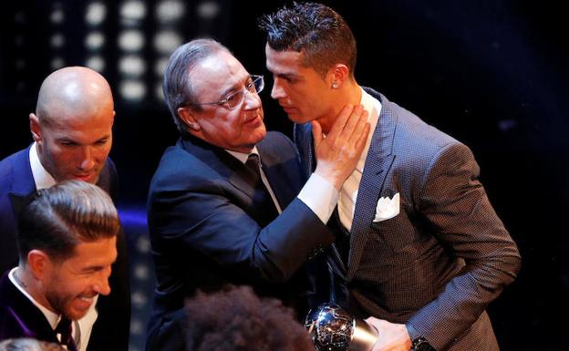 Florentino Pérez (i) Cristiano Ronaldo se saludan. 