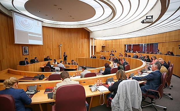 Vista general del salón de plenos de la Diputación de Granada.