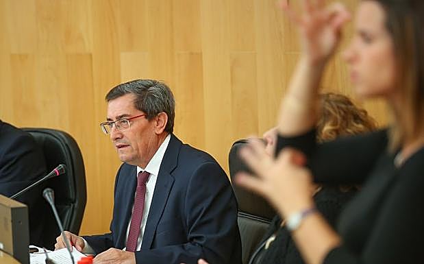 El presidente de la Diputación, el socialista José Entrena.