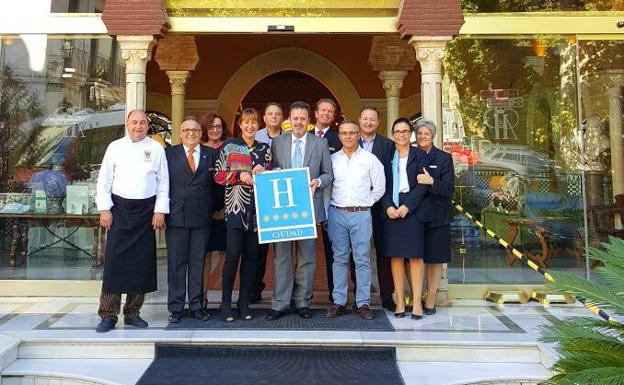Directivos y jefes de departamento del hotel Alhambra Palace celebran la obtención de la quinta estrella. 