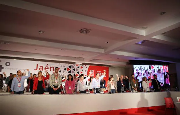 Francisca Medina, Francisco Reyes, Jacinto Viedma, Francisca Molina y Manuel Fernández, cantan 'La Internacional' al final del 14º Congreso Provincial del PSOE. 