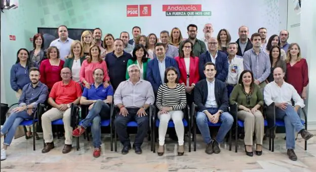 Foto de familia de la nueva ejecutiva provincial del PSOE.