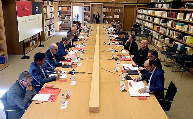 La biblioteca del Cilengua de San Millán ha acogido el primer encuentro del Club de Amigos de Futuro en Español.