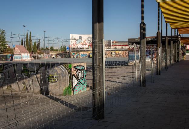 El botellódromo sigue vallado tras su clausura.