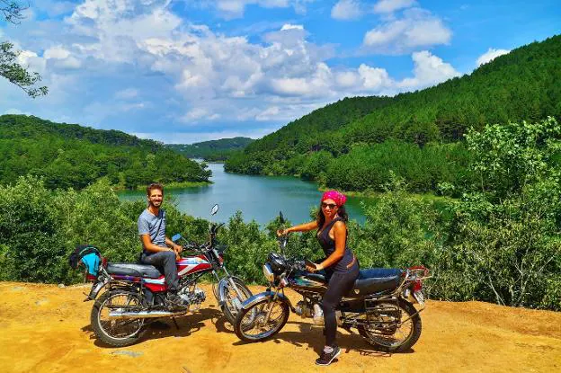 Antonio junto a su pareja Cris, durante una de sus rutas en motocicleta por Vietnam.