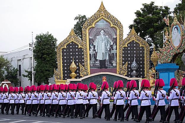 La Guardia Real desfila delante de un retrato de Bhumibol durante un acto de homenaje a su abuelo.