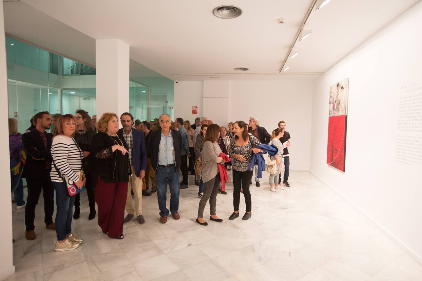 El Palacio de los Condes de Gabia acogió ayer la inauguración de la muestra 'Julio Juste. Conjeturas del corazón. Pinturas, vídeos, leds y sonidos'. La muestra, que fue aplazada tras el repentino fallecimiento del artista el mismo día de su estreno, reúne algunos de los trabajos del jienense y desvela la última de sus genialidades, una pieza creada 'ad-hoc' para este proyecto