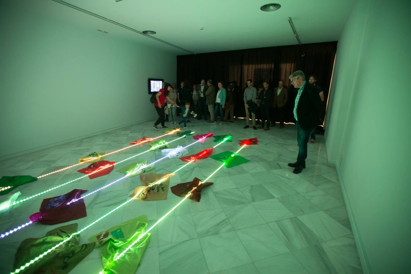 El Palacio de los Condes de Gabia acogió ayer la inauguración de la muestra 'Julio Juste. Conjeturas del corazón. Pinturas, vídeos, leds y sonidos'. La muestra, que fue aplazada tras el repentino fallecimiento del artista el mismo día de su estreno, reúne algunos de los trabajos del jienense y desvela la última de sus genialidades, una pieza creada 'ad-hoc' para este proyecto