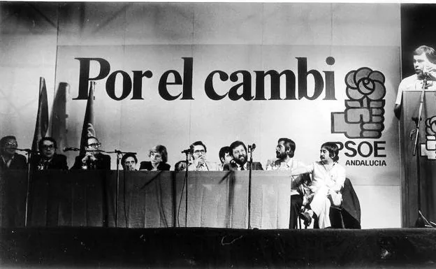 La cúpula directiva del PSOE granadino escucha atentamente el mitin de Felipe González en la plaza de Bib-Rambla en un mitin de la campaña de 1982 