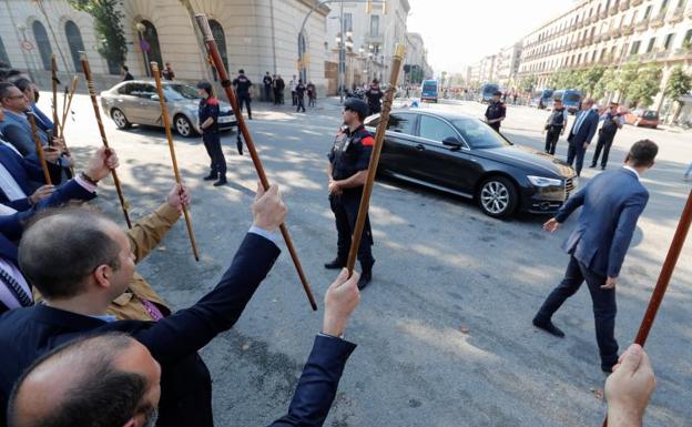 Imagen principal - Arriba: alcaldes soberanistas enarbolan sus bastones de mando. Abajo izq.: manifestación alrededor del Parlament. Abajo d.: Carles Puigdemont durante el pleno del Parlament.