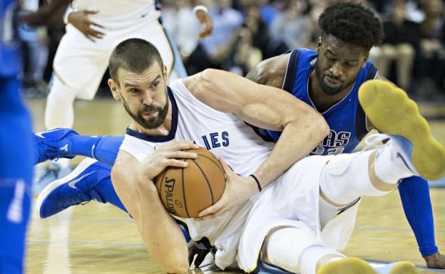 Marc Gasol agarra la bola. 