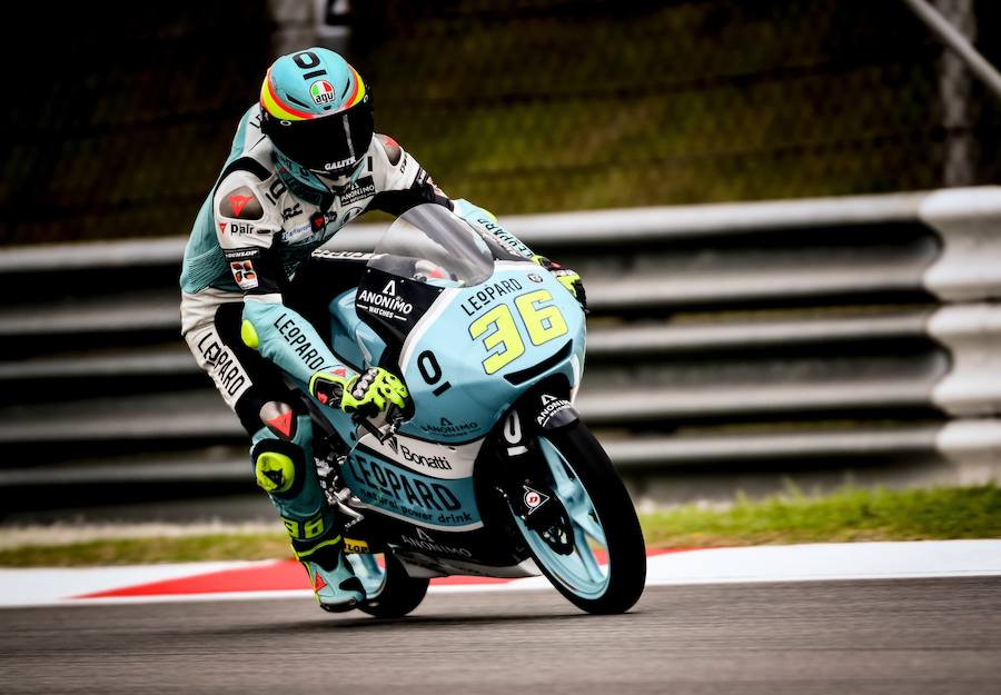 El español Joan Mir (Honda), que se proclamó matemáticamente campeón del mundo de Moto3 en Phillip Island, fue el más rápido en la primera jornada de entrenamientos en Malasia. 