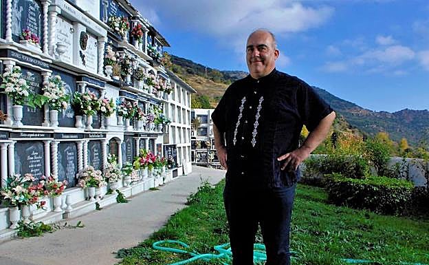 Con el féretro hasta el campo santo