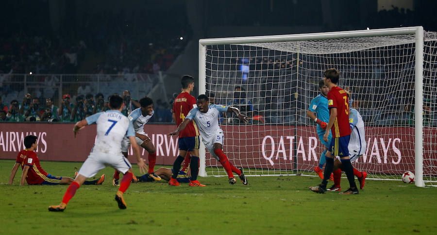Inglaterra venció a España en la final del Mundial sub-17 de la India. Sergio Gómez marcó un doblete para el cuadro de Santi Denia pero el conjunto dirigido por Steve Cooper remontó con un serio correctivo (5-2).