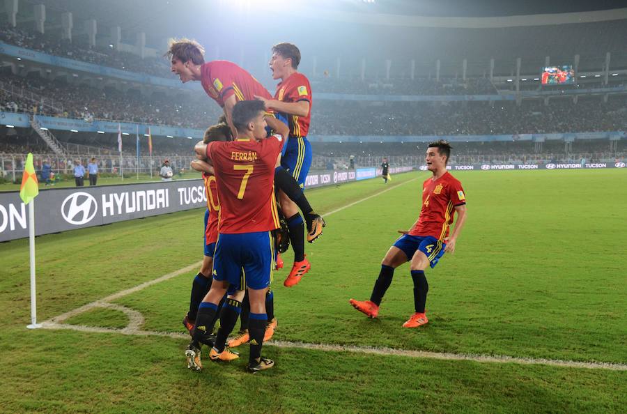 Inglaterra venció a España en la final del Mundial sub-17 de la India. Sergio Gómez marcó un doblete para el cuadro de Santi Denia pero el conjunto dirigido por Steve Cooper remontó con un serio correctivo (5-2).