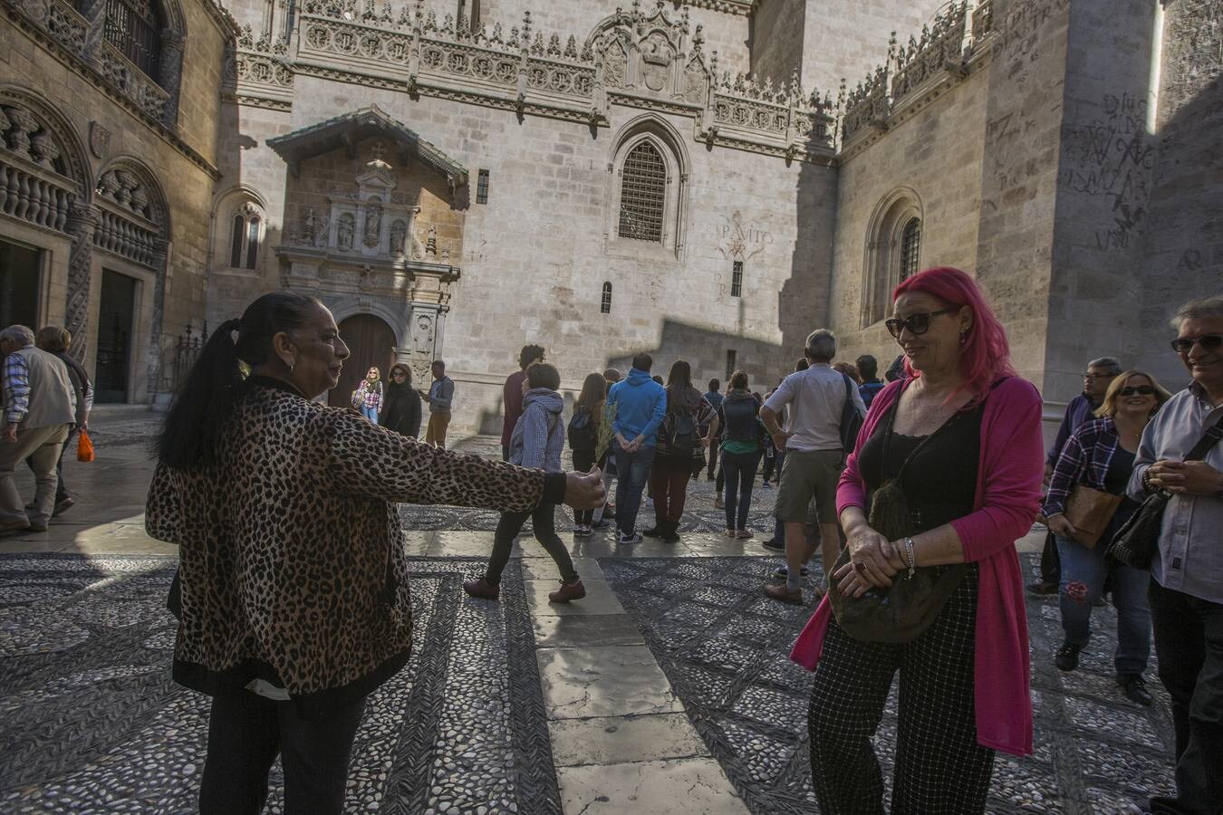 Mlles de visitantes llenan las calles de Granada