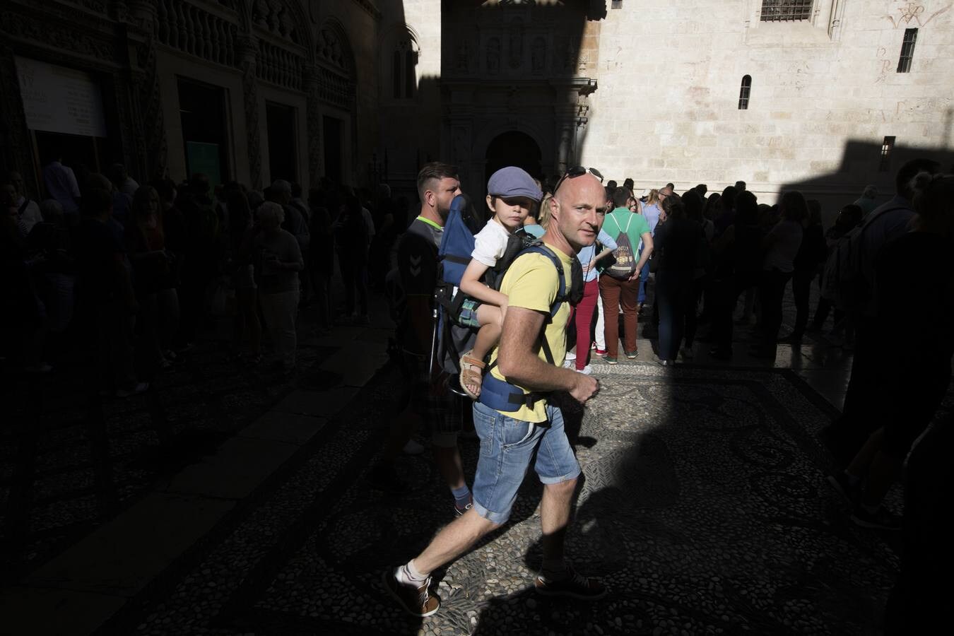 Mlles de visitantes llenan las calles de Granada