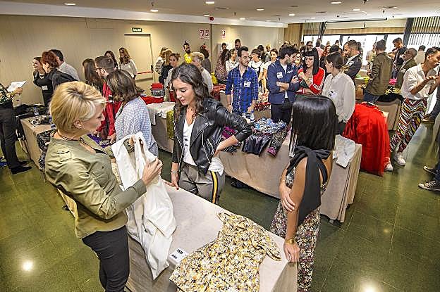 Una integrante del jurado del casting examina las puntadas realizadas por una aspirante al concurso.