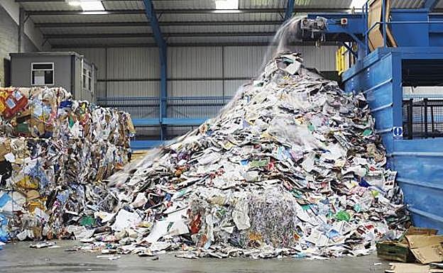 Rescatan a un chico de 16 años entre cartones que iban a ser prensados