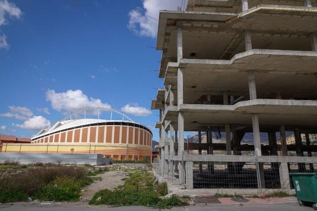 El Coliseo, emblema de los años del 'boom' en Atarfe, ha generado una deuda para el Ayuntamiento de casi diez millones de euros. 