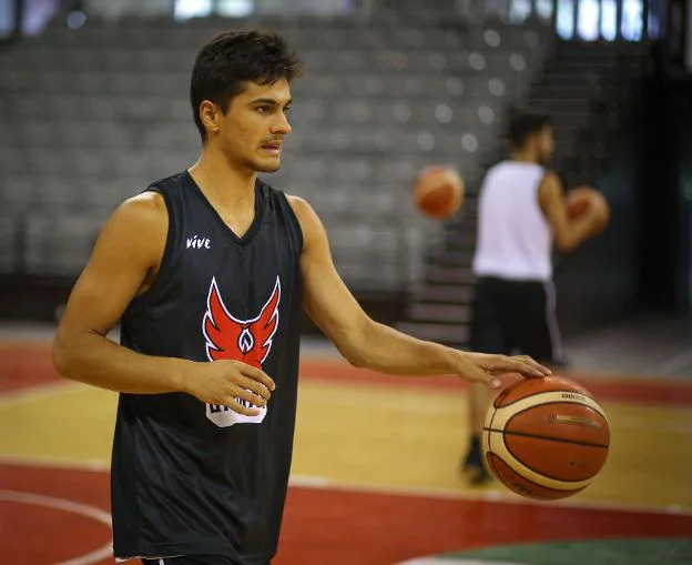 Carlos Corts bota en un entrenamiento.
