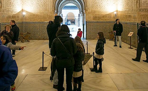 La Alhambra organiza visitas guiadas para familias: te explicamos cómo hacer tu reserva