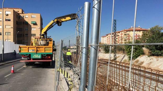 Los operarios trabajan para levantar el último tramo de muro.