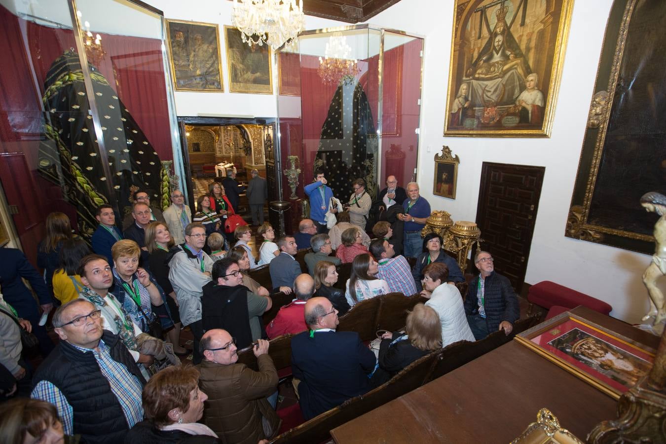 Granada es, desde la tarde de ayer, el epicentro nacional de la devoción mariana al momento iconográfico en el que la Virgen recibe el cuerpo sin vida de su hijo entre los brazos