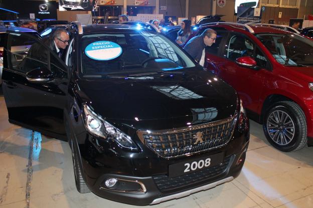 Coches en venta en el Salón del Automóvil de Jaén.